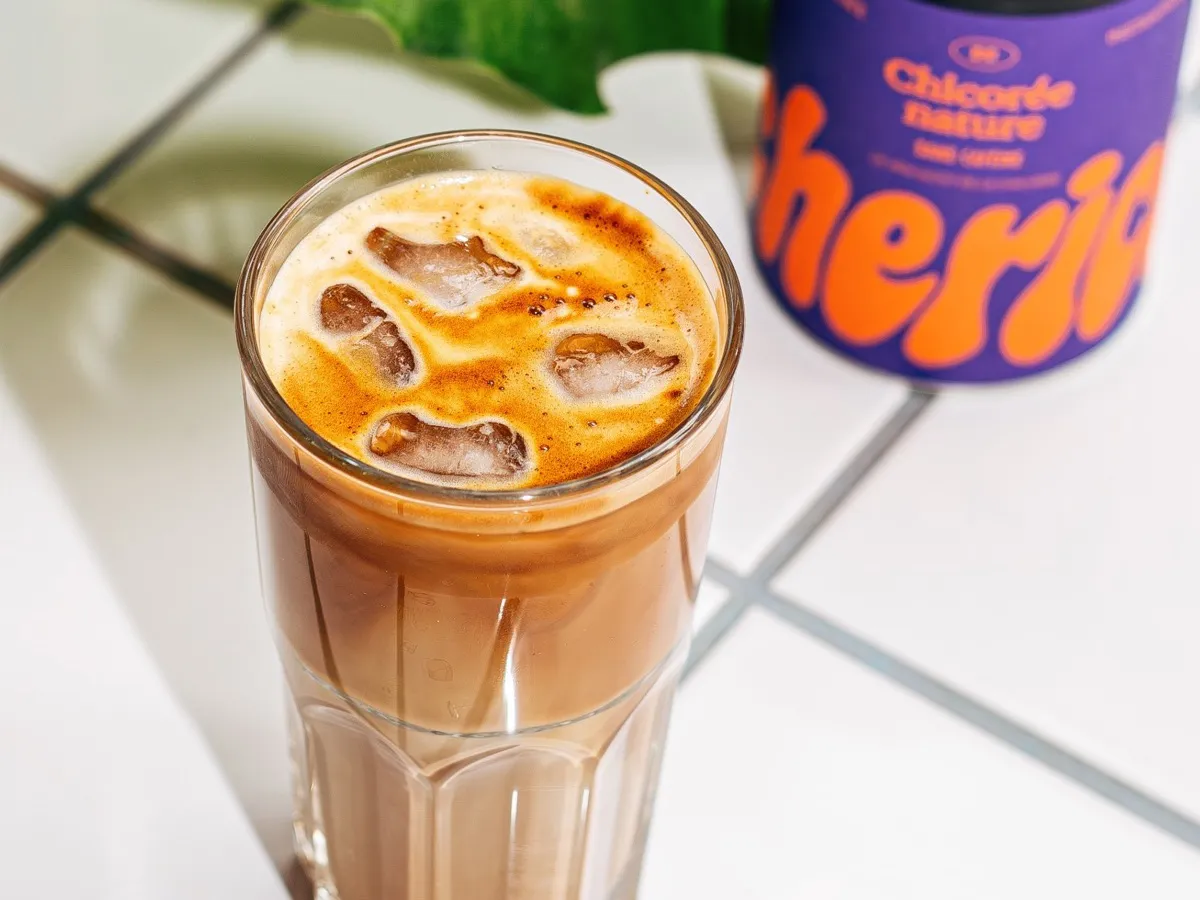 Café glacé à la chicorée Cherico dans un grand verre à glaçons, une boisson sans caféine