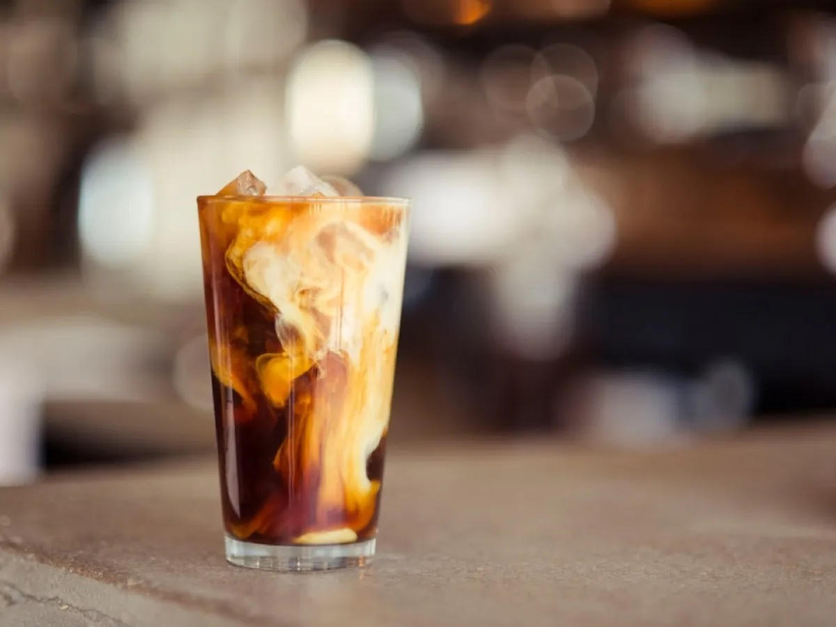 Café glacé italien dans un grand verre posé sur le comptoir d'un bar