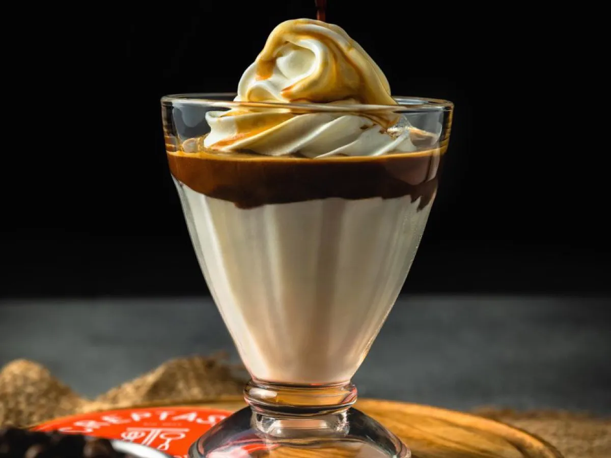 Café liégeois maison en verre, espresso versé sur la glace et couronné de chantilly