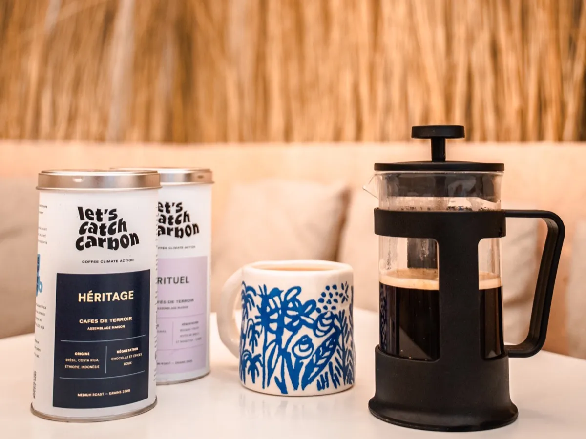 Cafetière à piston et boîtes de café de terroir, à l'origine des arômes fruités en tasse