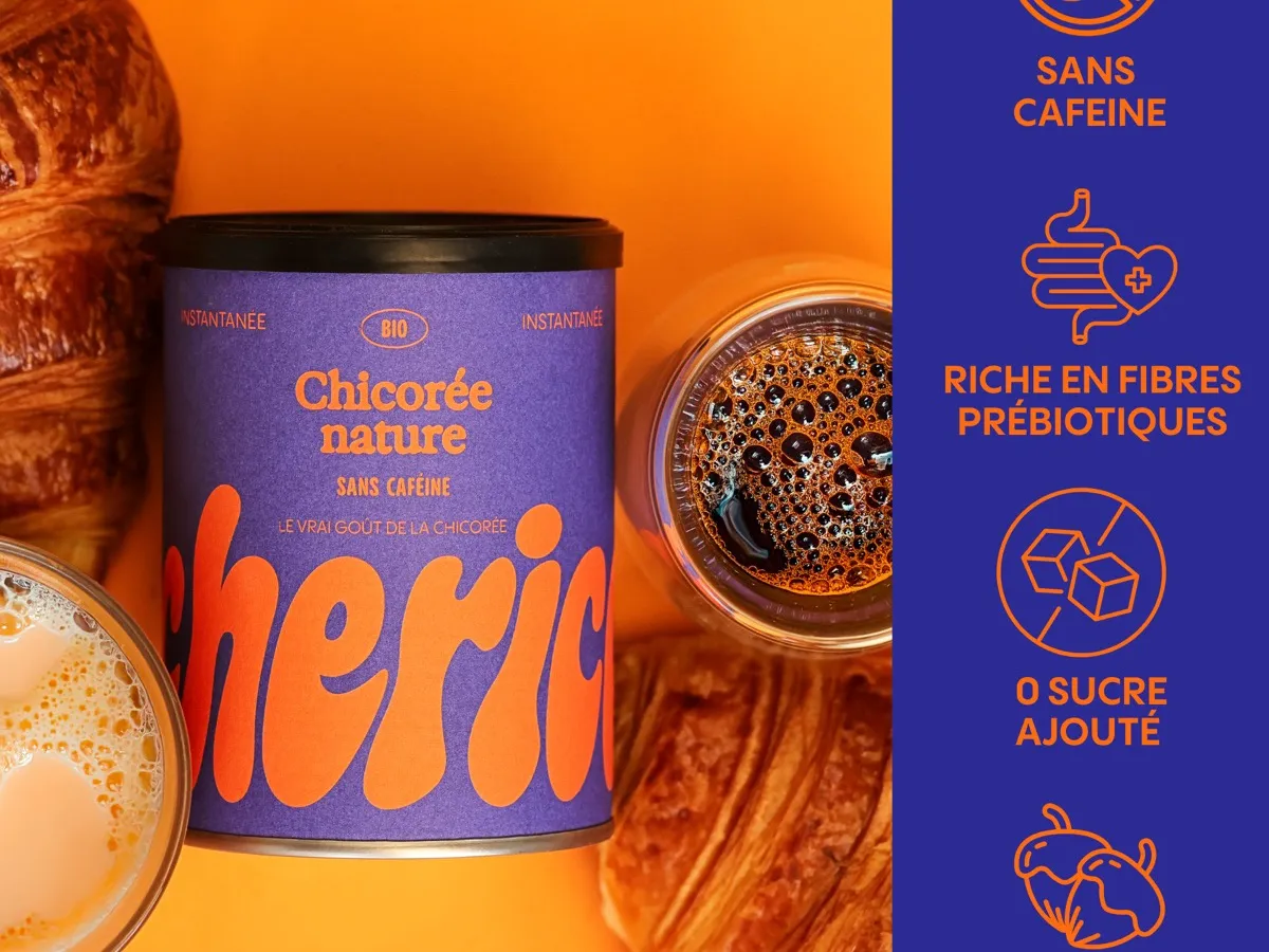 Chicorée Cherico nature sans caféine entourée de croissants et d'une tasse, alternative au café