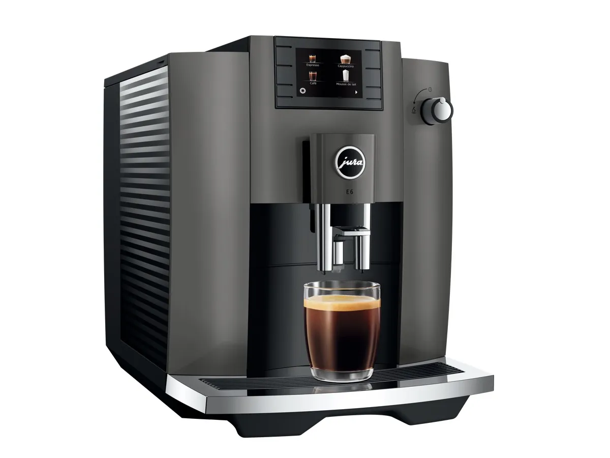 Machine à café à grain Jura E6 anthracite servant un espresso, comparée à De'Longhi