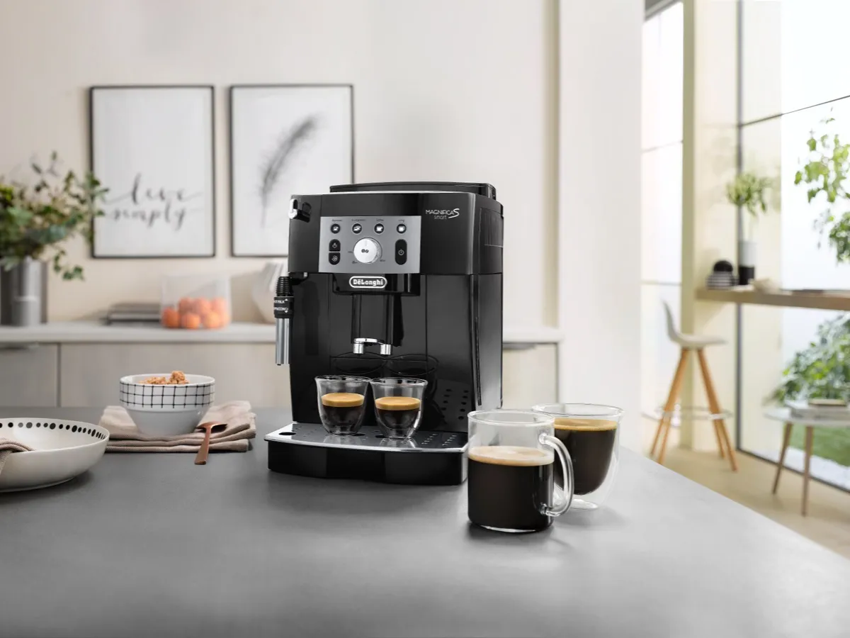 Machine à café à grains De'Longhi Magnifica S noire servant deux expressos et un cappuccino