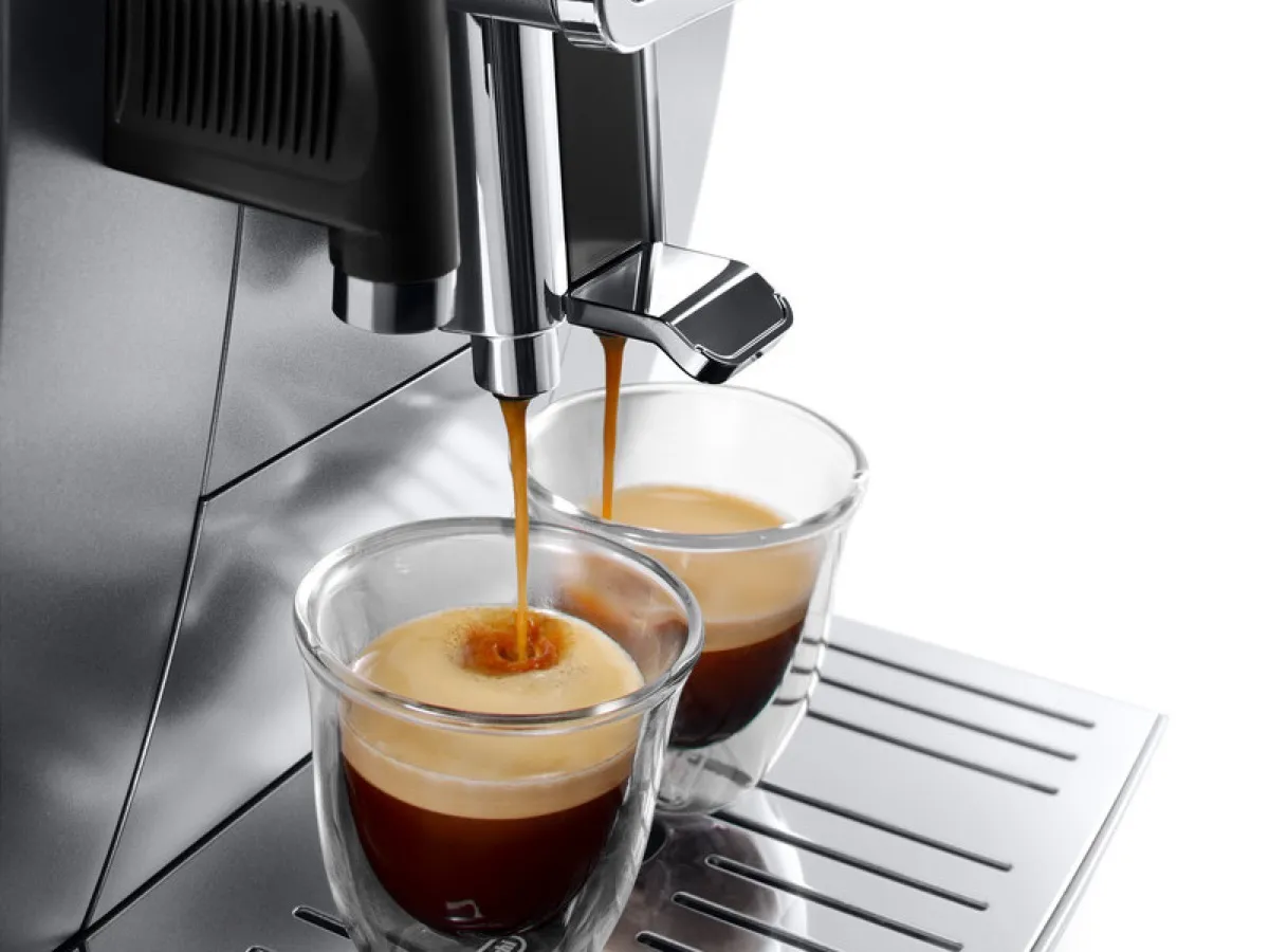Machine à café automatique De'Longhi versant deux expressos, à détartrer régulièrement