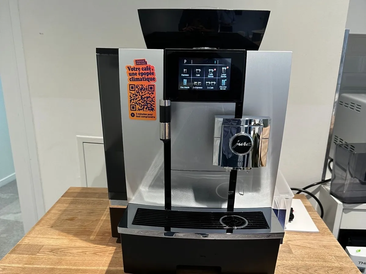 Machine à café automatique avec broyeur à grains sur un plan de travail