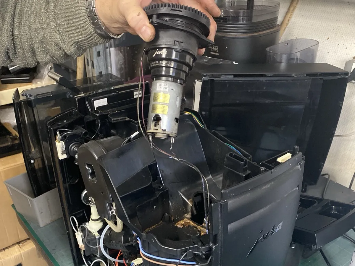 Machine à café Jura ouverte en atelier pour un détartrage et une maintenance approfondie