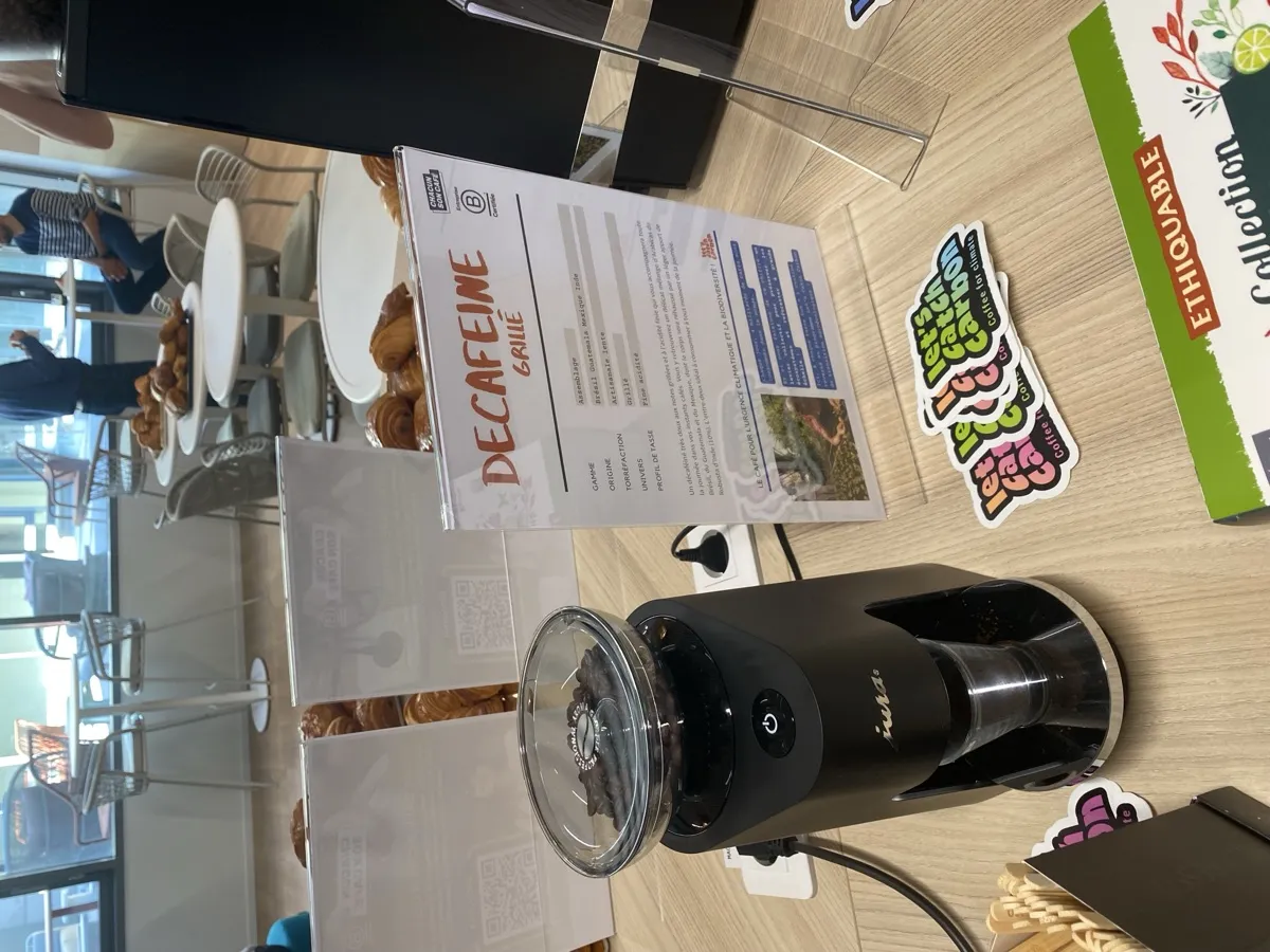 Moulin à café et fiche dégustation décaféiné grillé sur un îlot de dégustation en entreprise