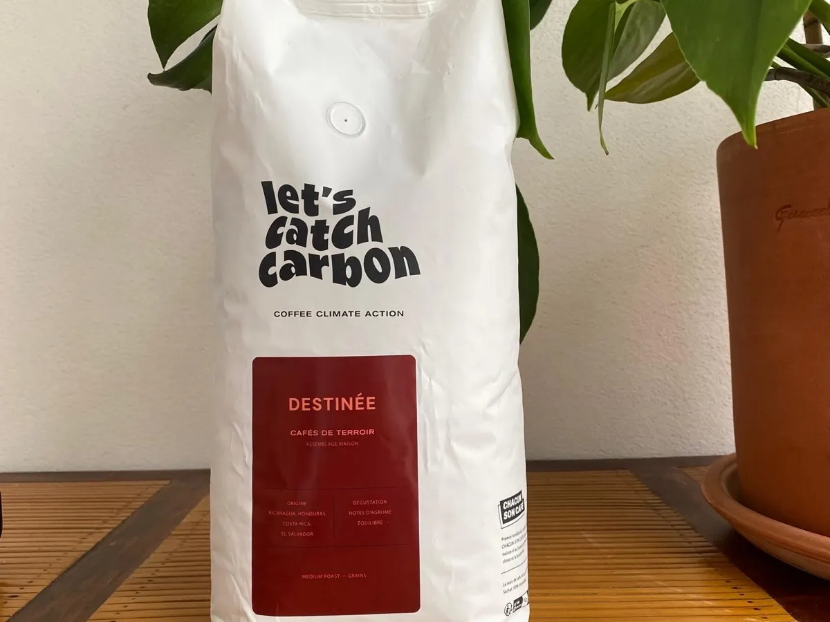 Sachet de café de spécialité en grains Destinée, cafés de terroir, sur une table en bois