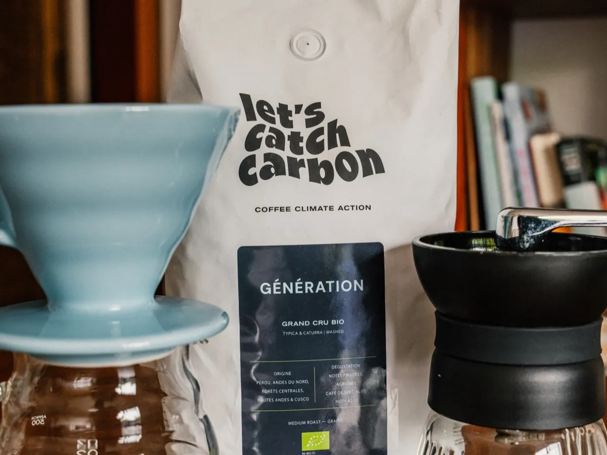 Sachet de café en grain Génération grand cru bio avec dripper V60 bleu et moulin manuel