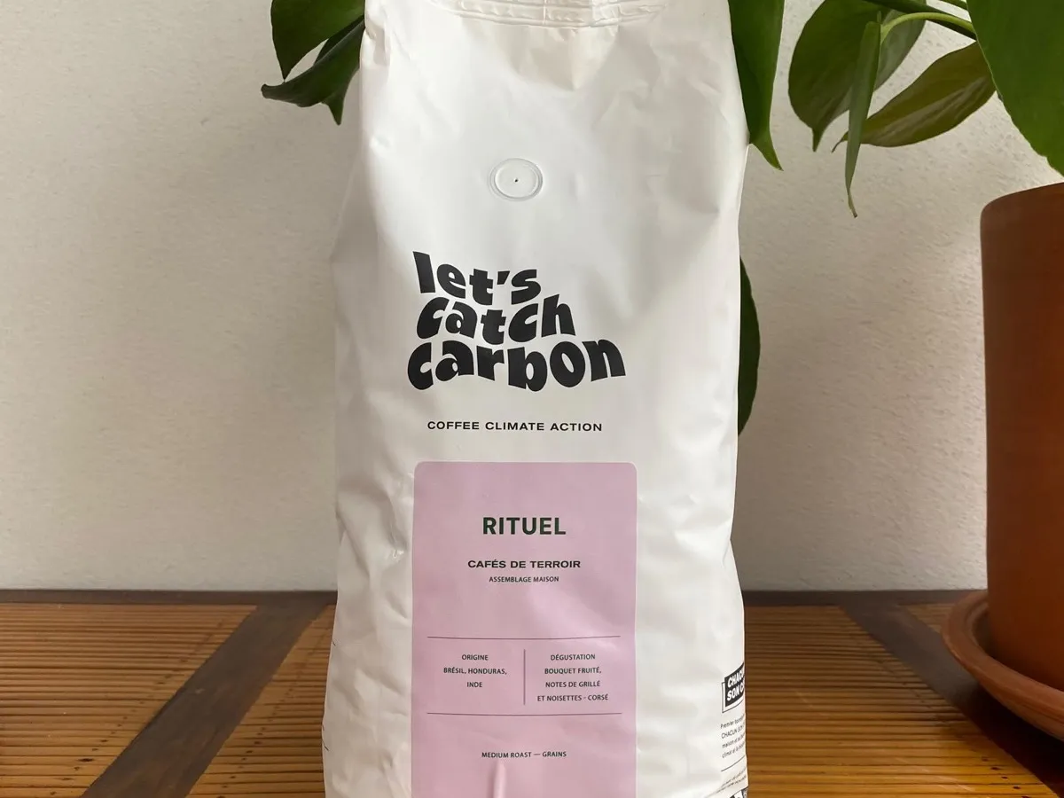 Sachet de café en grains posé sur une table en bois pour bien choisir son café en grain