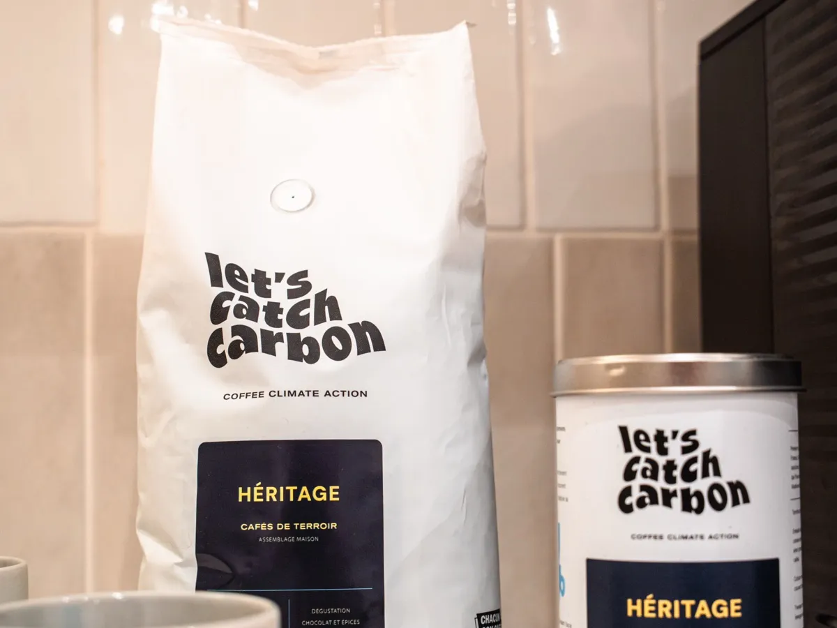 Sachet et boîte hermétique de café en grains sur le plan de travail