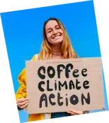 Une femme souriante tenant une tasse de café
